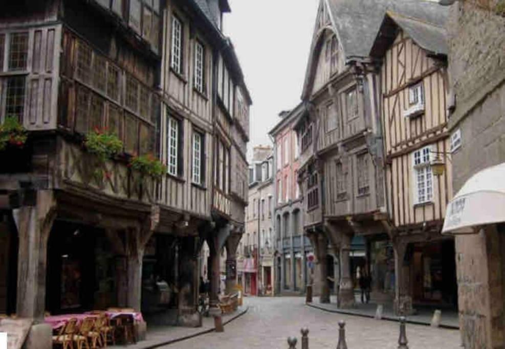 Appartement En Plein Coeur Historique De Dinan Eksteriør bilde